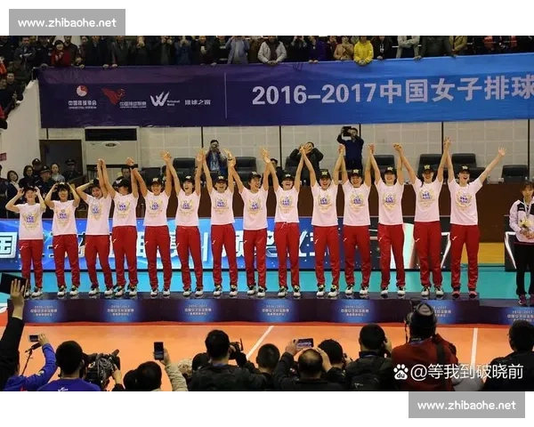 中国女排鏖战荷兰赛场 展现团队精神与不屈斗志的精彩对决